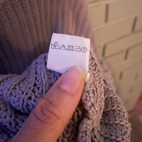 Brandy Melville Cropped Knit Sweater - Picture 5 of 9